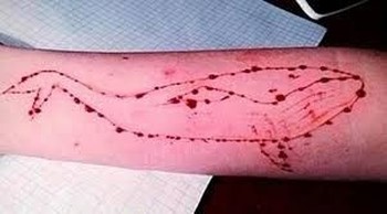 دانلود کلیپ لحظه خودکشی دختر جوان از روی پل اصفهان به علت بازی نهنگ آبی